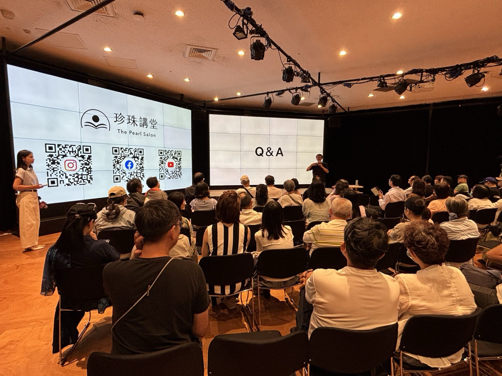珍珠講堂講座現場,觀眾坐滿臺中國家歌劇院角落沙龍